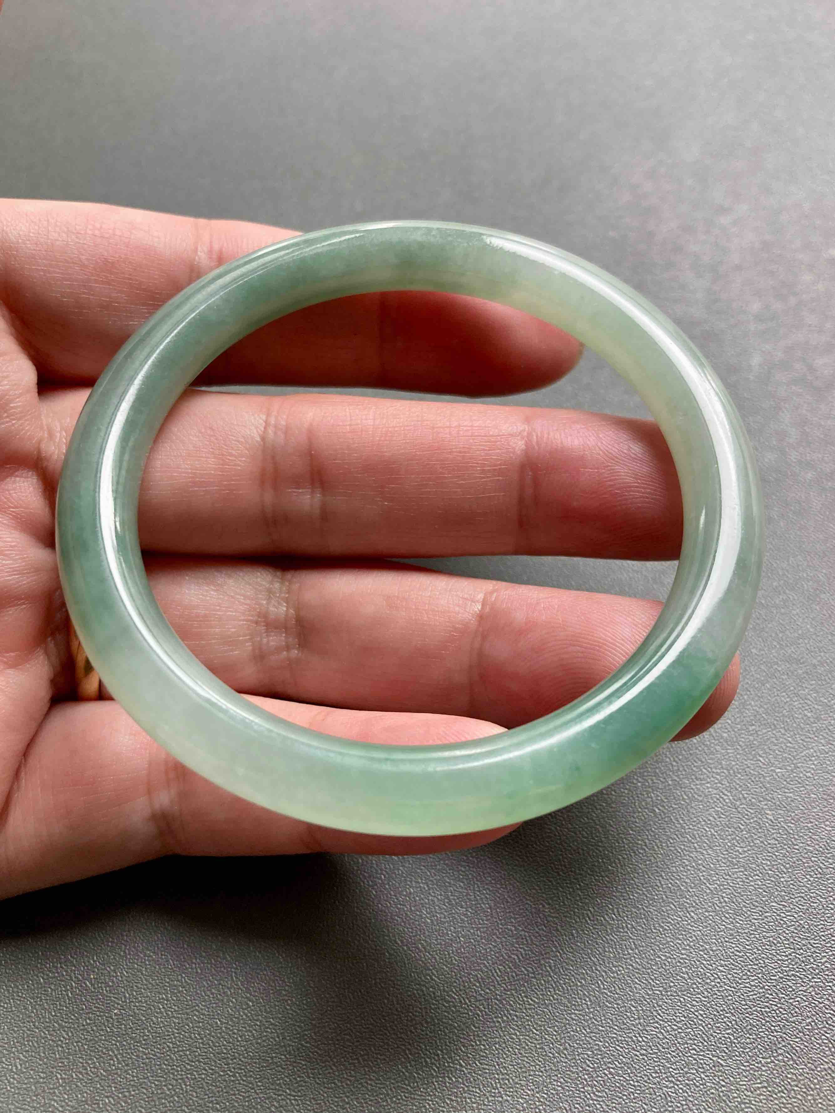 糯冰种晴水绿飘花翡翠细圆条手镯53