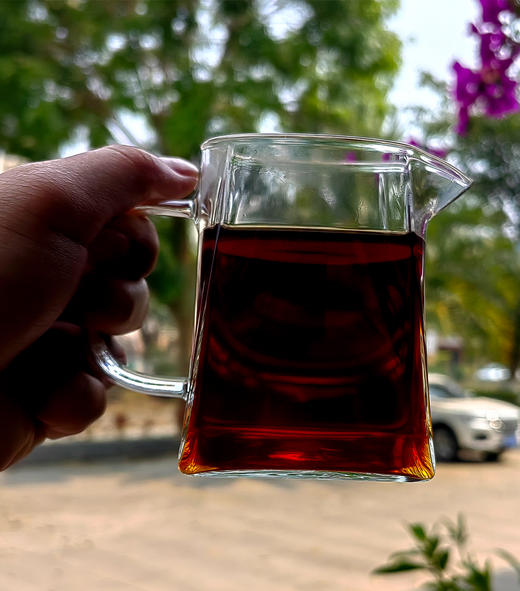 11月12日中午12点【仅剩蕞后不足7饼】支持产地溯源；勐海建厂首发纪念饼【中茶云南七子饼】高端奢品中茶首款古拼熟茶；2017年头春原料发酵；6年老熟茶；老古私藏只有一件；357g/饼； 商品图7