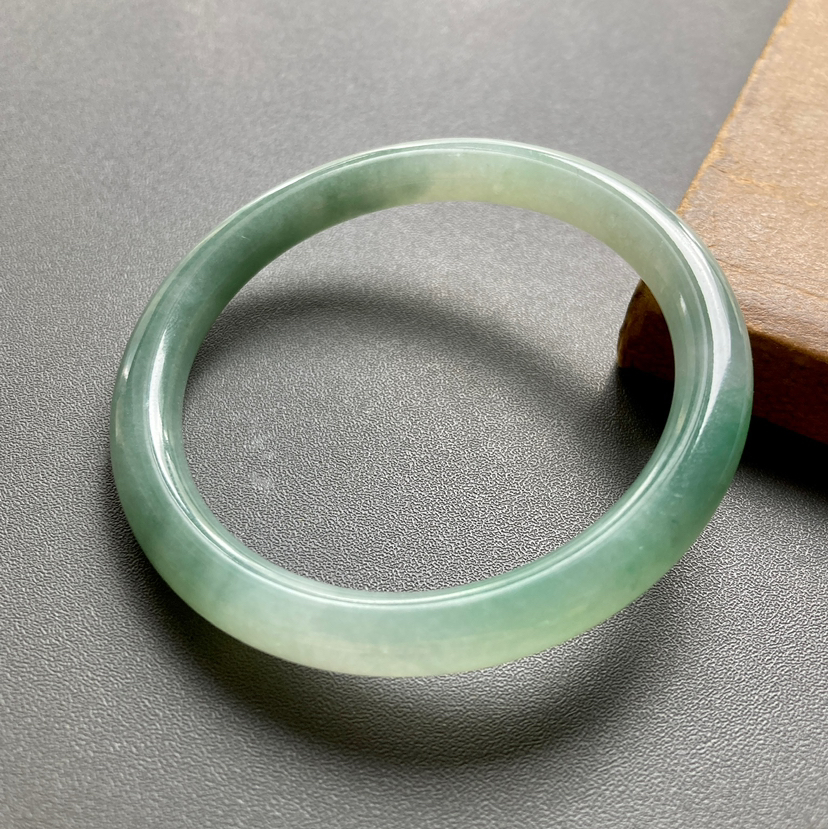 糯冰种晴水绿飘花翡翠细圆条手镯53