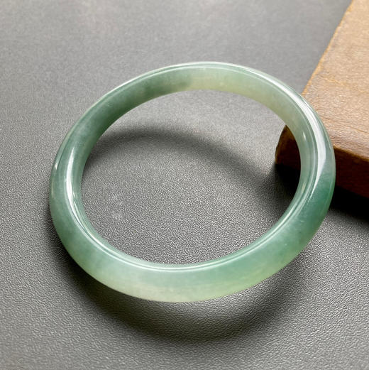 糯冰种晴水绿飘花翡翠细圆条手镯53 商品图0