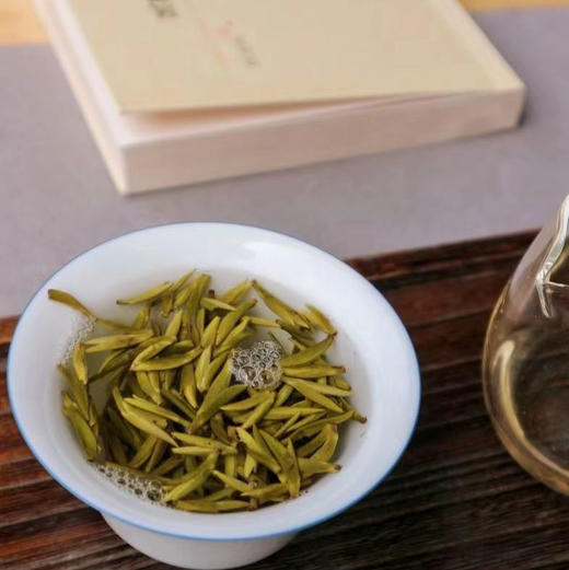 【爱茶人必抢魏老师金奖黄芽，蒙顶魏氏非遗手工黄芽！魏久淞亲制，一茶难求】四炒四包，芽条匀整  色泽嫩黄  芽毫显露  花香幽长  汤色黄亮透碧  滋味鲜爽 商品图7