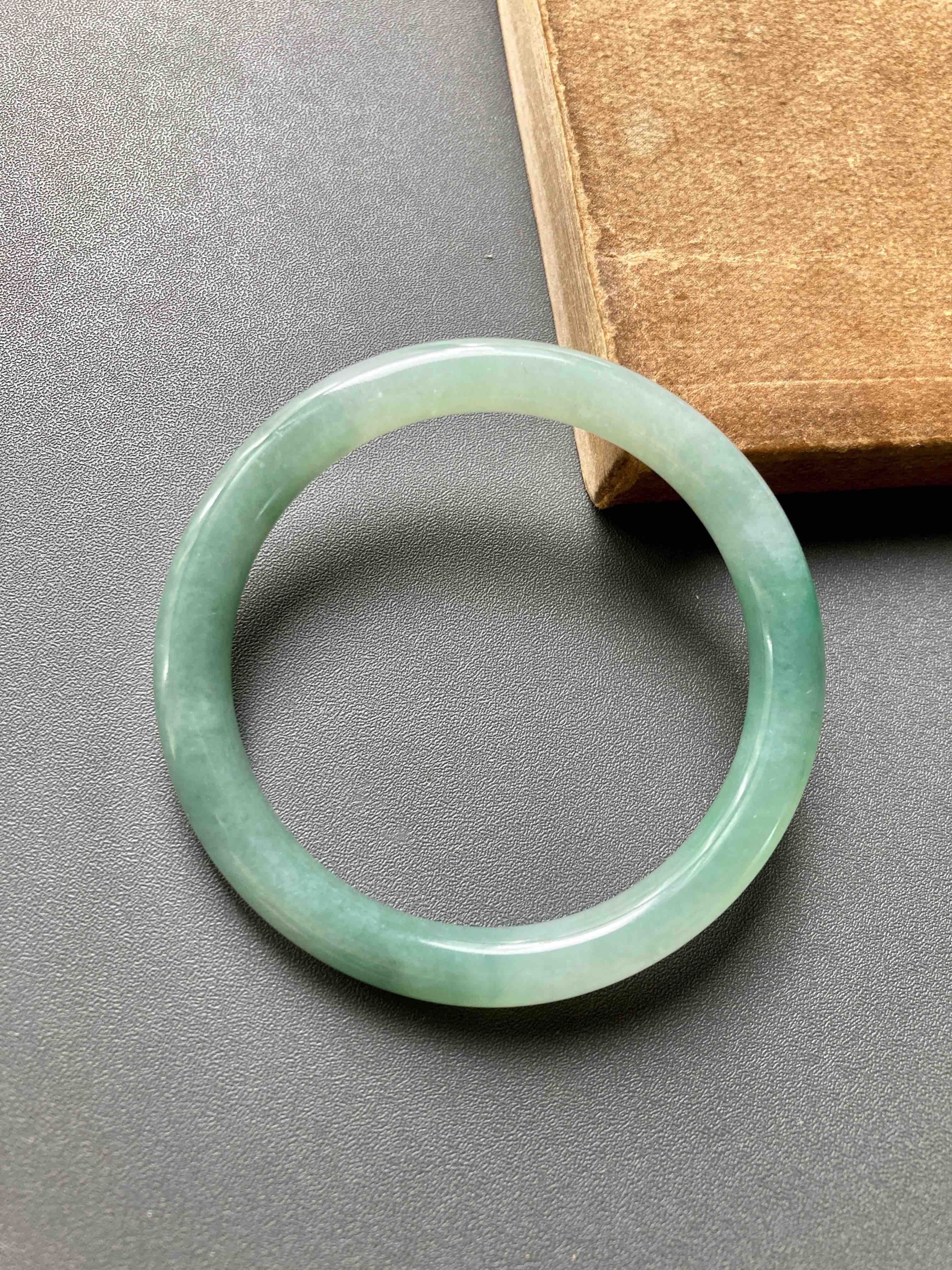 糯冰种晴水绿飘花翡翠细圆条手镯53