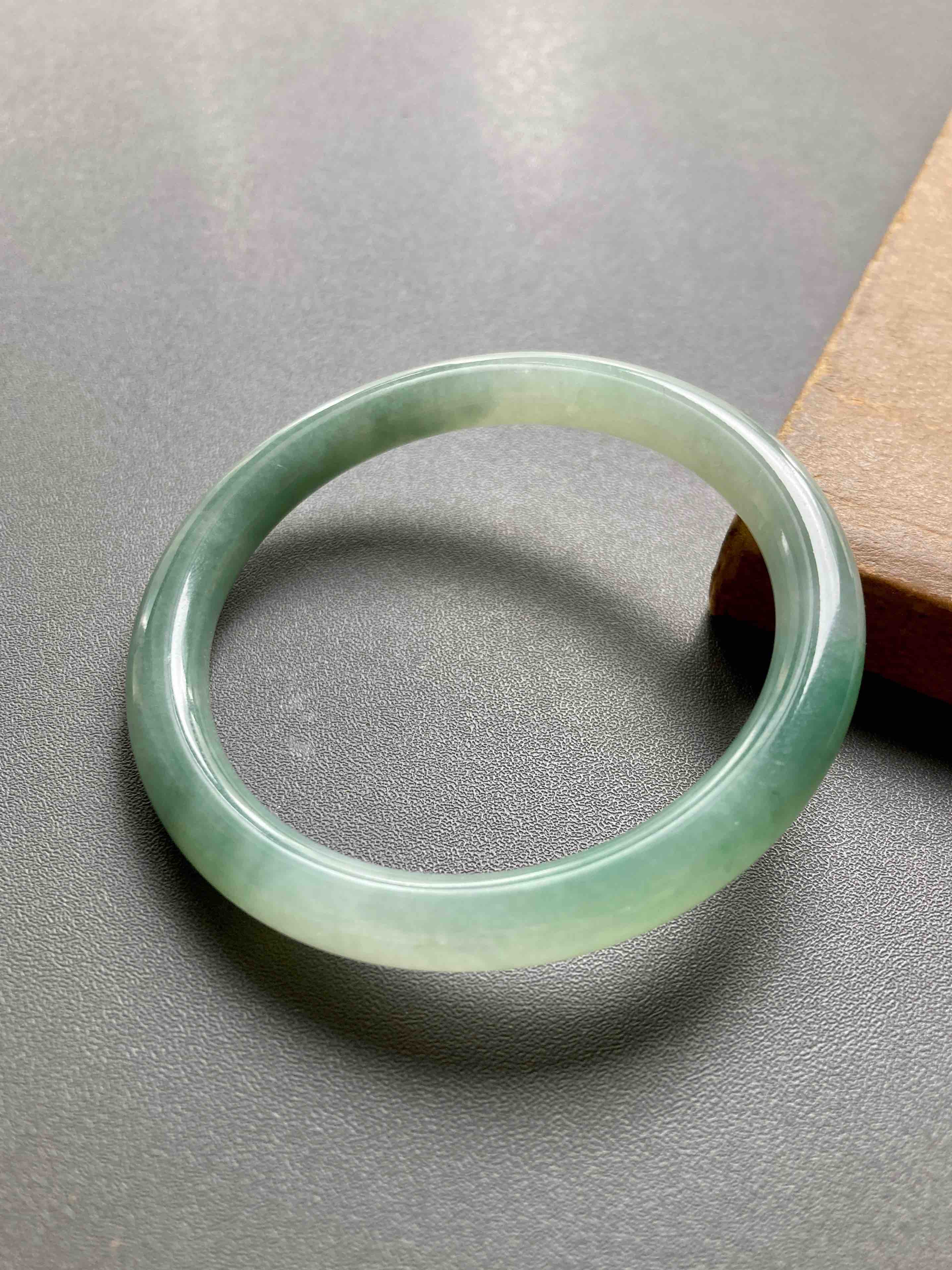 糯冰种晴水绿飘花翡翠细圆条手镯53