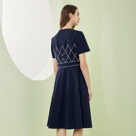 QF87D斯尔丽瑟俪2023夏季新款圆领门襟撞色绣花单排装饰扣收腰连衣裙 商品图1