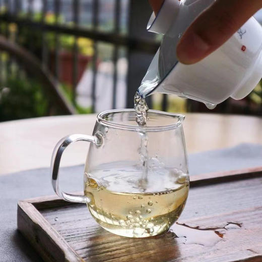 【爱茶人必抢魏老师金奖黄芽，蒙顶魏氏非遗手工黄芽！魏久淞亲制，一茶难求】四炒四包，芽条匀整  色泽嫩黄  芽毫显露  花香幽长  汤色黄亮透碧  滋味鲜爽 商品图3