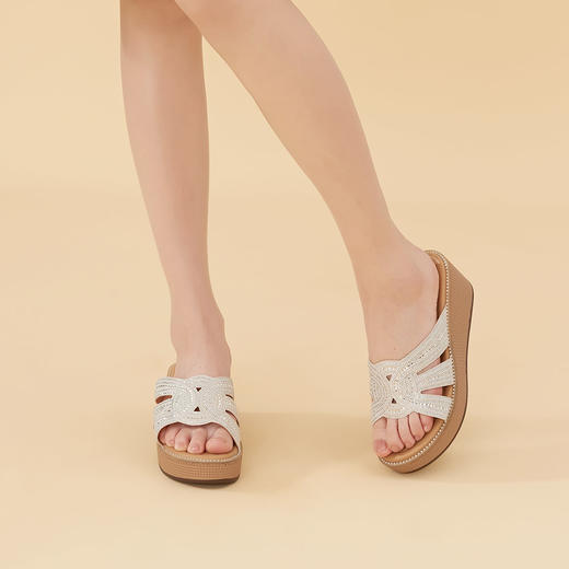 Safiya/索菲娅2023夏季新品闲适假日钻带厚底休闲坡跟凉拖鞋 SF32110039 商品图2