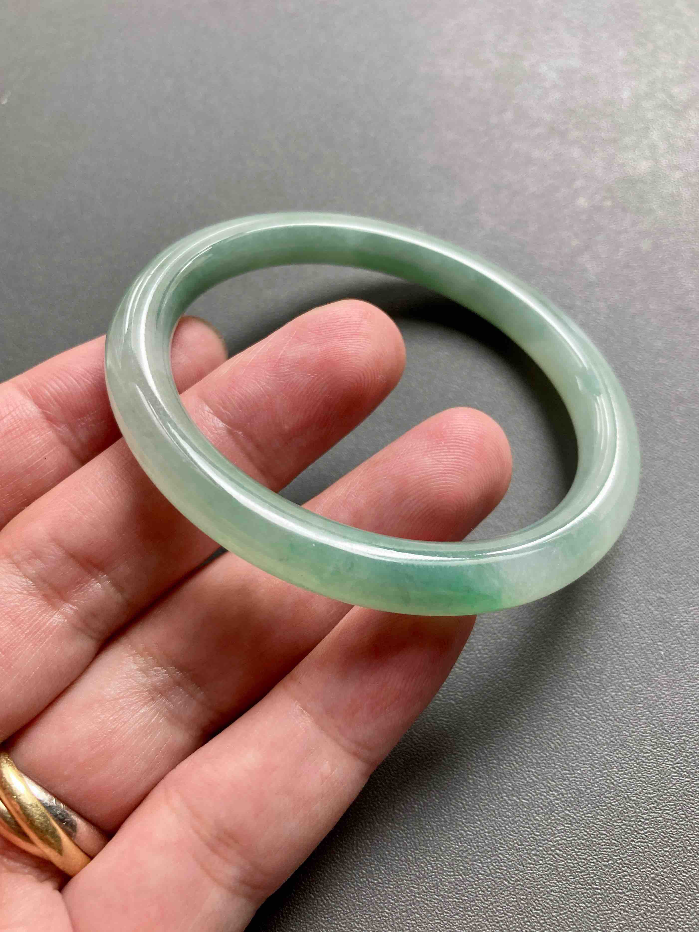 糯冰种晴水绿飘花翡翠细圆条手镯53