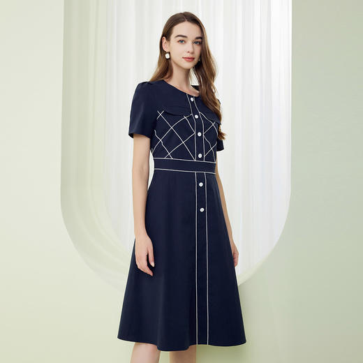 QF87D斯尔丽瑟俪2023夏季新款圆领门襟撞色绣花单排装饰扣收腰连衣裙 商品图2