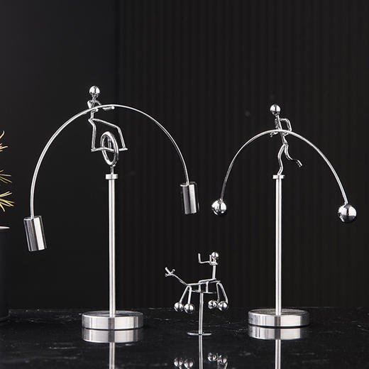 创意不倒翁平衡小铁人|牛顿摆永动仪机摆件 商品图0