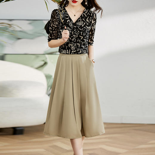 夏季新款，时尚百搭气质感印花V领上衣搭中长款百褶裙两件套HR-WG83189 商品图0