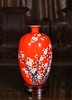 高温中华红堆画梅花赏瓶 商品缩略图0