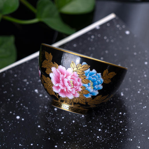 黑地描金粉彩花开富贵杯 商品图1