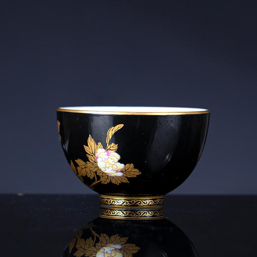 黑地描金粉彩花开富贵杯 商品图2
