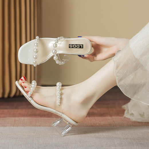 【服装鞋包】夏季新款珍珠透明跟粗跟中跟罗马仙女鞋 商品图3
