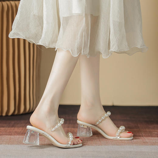 【服装鞋包】夏季新款珍珠透明跟粗跟中跟罗马仙女鞋 商品图2
