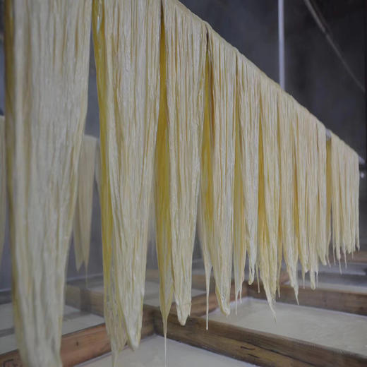 【部分地区包邮】广西非遗铁锅黄豆腐竹 广西本地自留地小黄豆  深山天然山泉水 石磨磨浆 柴火加热 铁锅煮浆 无任何添加 150克*2袋/3袋/6袋 商品图1