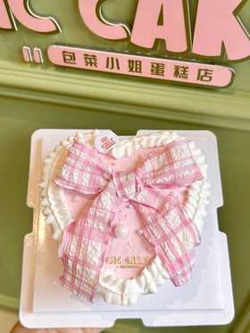 爱心蕾丝蝴蝶结蛋糕