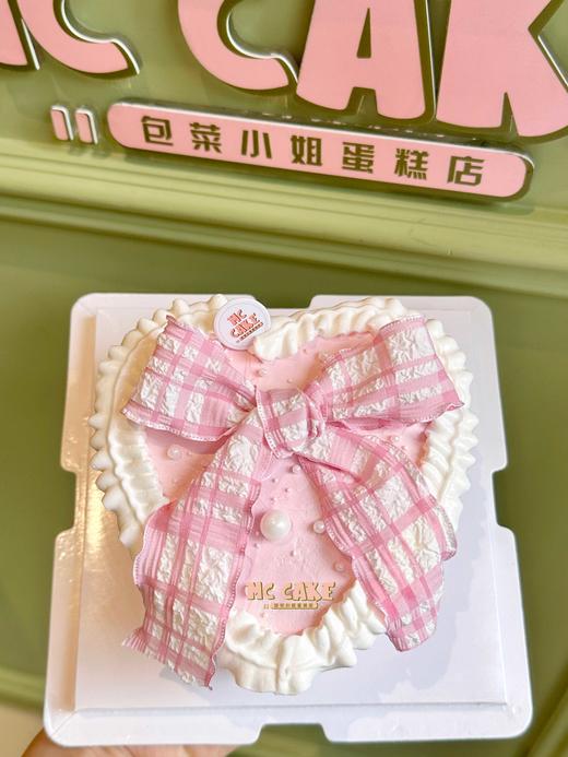 爱心蕾丝蝴蝶结蛋糕 商品图0