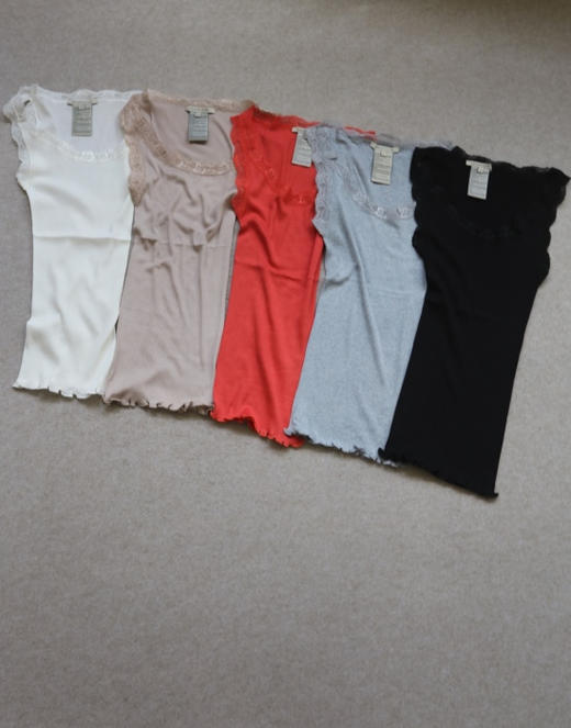 开春 嘚嘚以嘚嘚 哈！女段 GD 真丝+蕾丝边 无缝筒织 坑条 小背心 5色入 商品图0