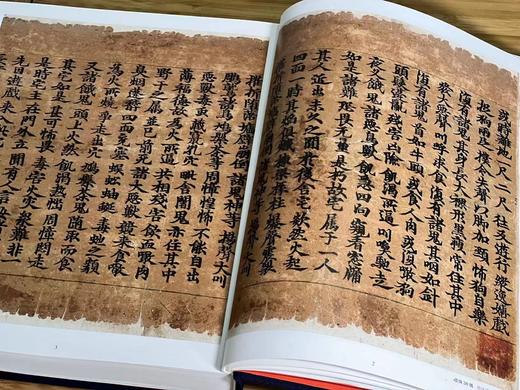 《伍伦经眼古经图录》，方广锠，李际宁主编。八开，蓝色布面烫金硬精装，55.5印张，424页。北京雅昌艺术四色高清精印。国家图书馆出版社2023年3月初版初印。定价980，售价600元。 商品图6