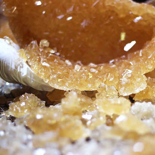 『云南老冰糖』质地纯净，淡黄晶莹，传统手工熬制，含更多的甘蔗天然成分 商品图4