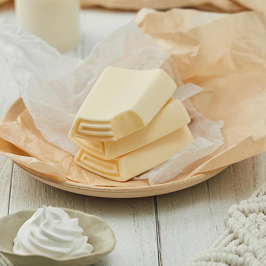 【钟薛高】轻牛乳*4半半巧巧*3提子牛乳*3 钟薛高，采百家之姓汇“钟薛高”之名，是地道的中式雪糕品牌， 雪糕采用独特的中式瓦片型设计，辅以顶部“回”字花纹，意为“回归”本味。 商品图3