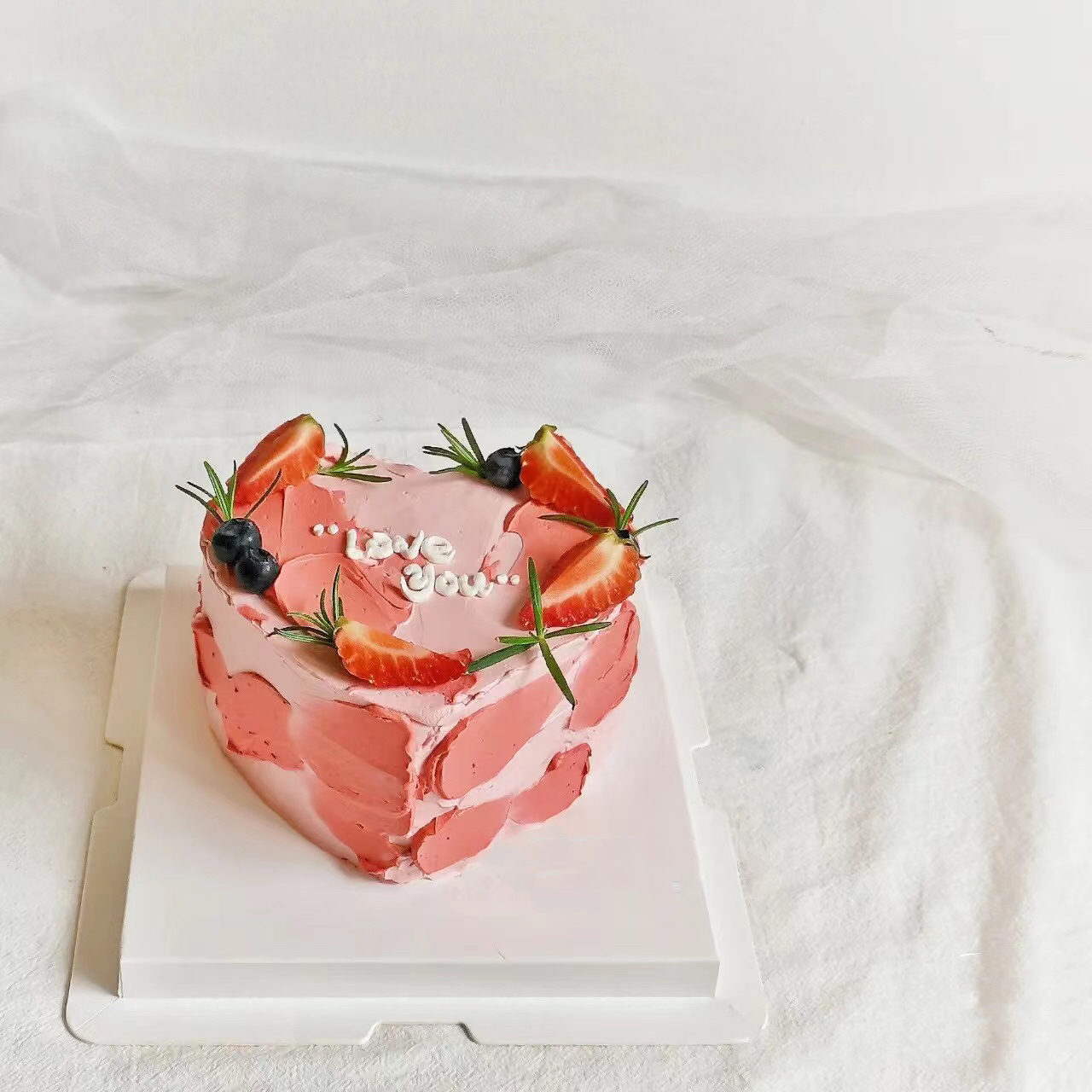 【经典鲜果】草莓纪念日心形蛋糕  连想你都是爱心的形状