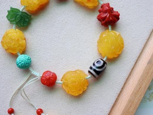 D477031 天然无优化蜜蜡雕刻牡丹花编织手串   天然南红雕刻双面金鱼，天然碧玉雕刻莲花牌，蒙松雕刻金钱珠，天然无优化蜜蜡钱袋尾链 尺寸约18mm，总重15.8克 特价💰635 商品图5