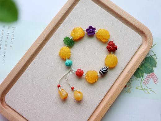 D477031 天然无优化蜜蜡雕刻牡丹花编织手串   天然南红雕刻双面金鱼，天然碧玉雕刻莲花牌，蒙松雕刻金钱珠，天然无优化蜜蜡钱袋尾链 尺寸约18mm，总重15.8克 特价💰635 商品图3