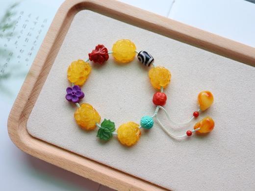 D477031 天然无优化蜜蜡雕刻牡丹花编织手串   天然南红雕刻双面金鱼，天然碧玉雕刻莲花牌，蒙松雕刻金钱珠，天然无优化蜜蜡钱袋尾链 尺寸约18mm，总重15.8克 特价💰635 商品图7