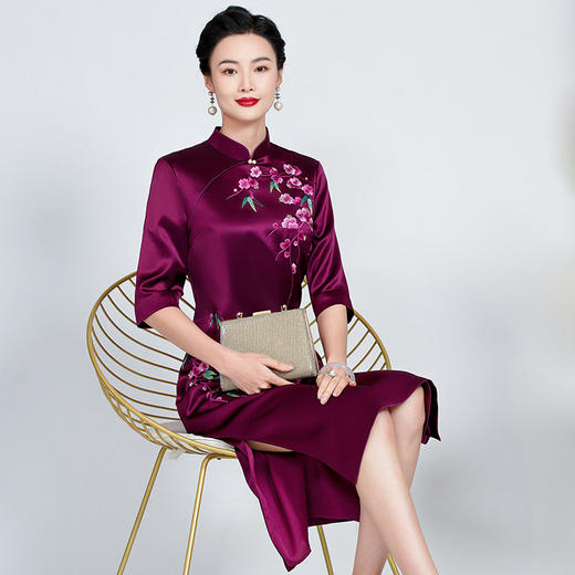 MLY醋酸缎改良妈妈岳母婚宴立领旗袍礼服过膝刺绣气质喜婆婆紫色礼服 商品图2