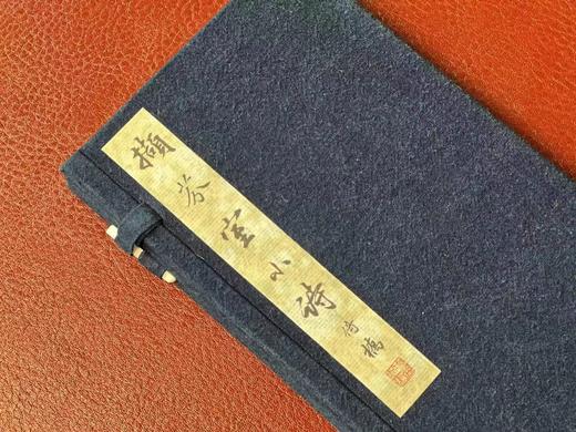 《撷芬室小诗》，凌景埏著，巾箱绿印本，线装，长18.8*宽9.2*厚约0.8厘米。共53叶106面。民国22年作者自刊本，古椿阁2018年影印。售价178元。
  商品图1