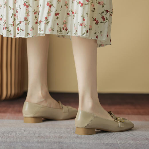 「三款配色！简约设计」方头粗跟单鞋 女春夏新款方扣褶皱浅口中跟奶奶鞋女工作鞋 商品图3