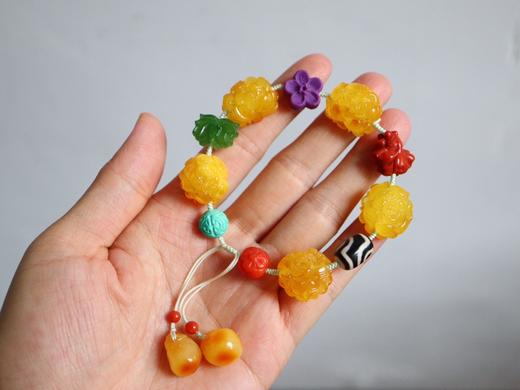 D477031 天然无优化蜜蜡雕刻牡丹花编织手串   天然南红雕刻双面金鱼，天然碧玉雕刻莲花牌，蒙松雕刻金钱珠，天然无优化蜜蜡钱袋尾链 尺寸约18mm，总重15.8克 特价💰635 商品图0