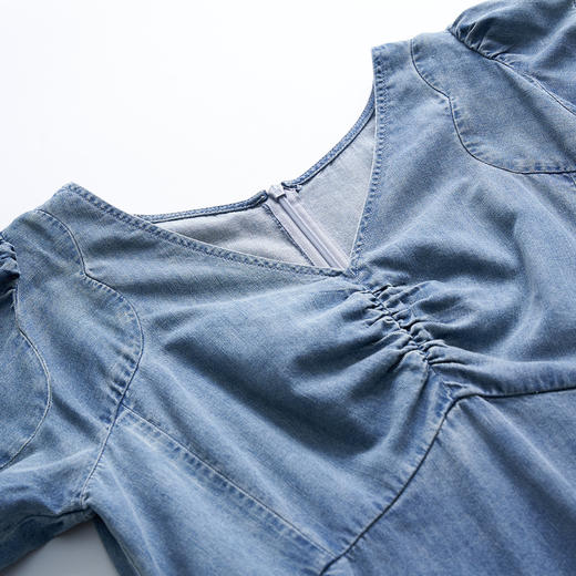 谜底复古V领牛仔连衣裙短袖2023夏季新款收腰显瘦中长裙232ML0624 商品图3