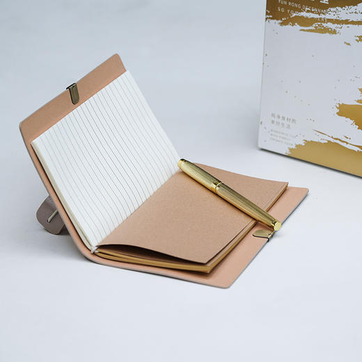 【昀蓉·定制周边】独家定制·有厚度的磨砂皮质的手账本·无异味·大小刚好·出行方便携带 商品图2