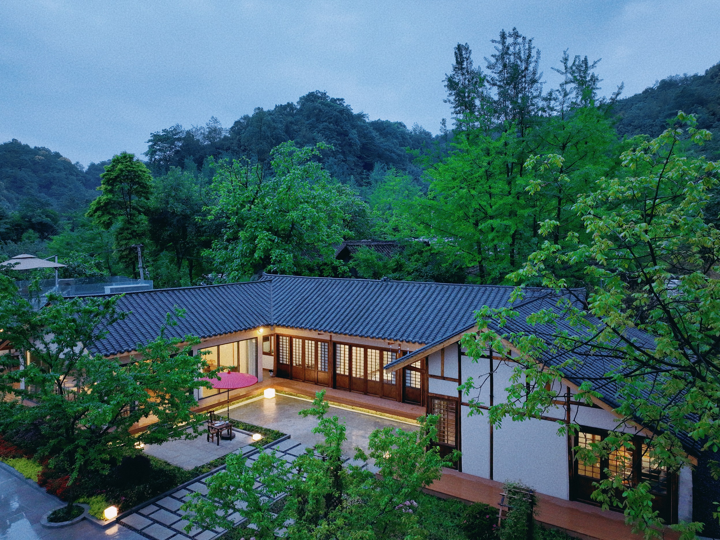 【青城山#011号院】5房温泉私汤小院，川西院子，超大庭院，全屋地暖，山林间散步、看云海，儿童游玩带海洋球池、攀爬墙等，亲子家庭，sjsy