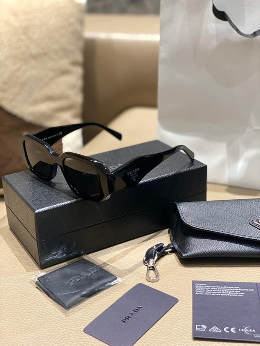 𝐩𝐫𝐚𝐝.𝐚 墨镜🕶️ 商品图8