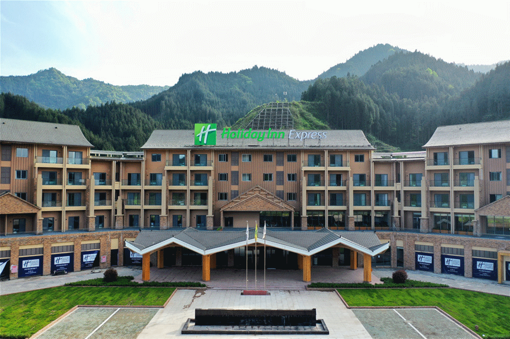 【瓦屋山智选假日酒店】￥309=1间/￥555=2间智选大/双床房+双早···瓦屋山旁shou家国际品牌酒店，对望雅女湖，品质不凡下榻地！赏瓦屋山绝美风景+雅女湖浪漫风情~