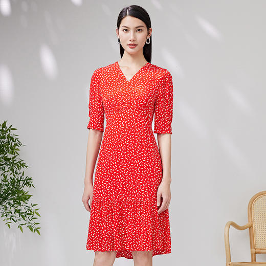 EITIE爱特爱夏季新款修身显瘦优雅V领印花连衣裙7007742 商品图2