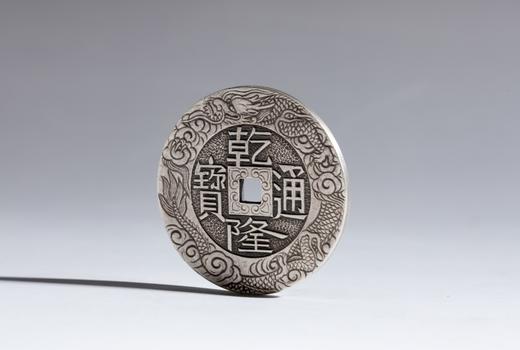 矩德泉坊 纯银手作   乾隆通宝鲤鱼跃龙门刻花（4厘米版）552 商品图1