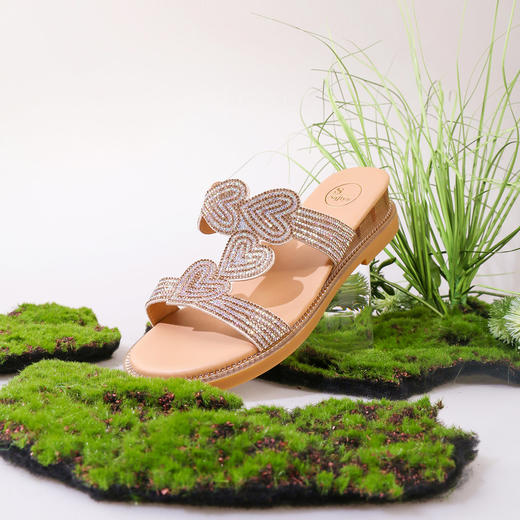 Safiya/索菲娅 2023夏季新品波西米亚爱心闪钻休闲坡跟露趾一字拖鞋SF32110407 商品图8