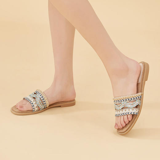 Safiya/索菲娅 2023夏季新品少女风闲适假日民族风珍珠水钻外穿平底凉拖 SF32110057 商品图8