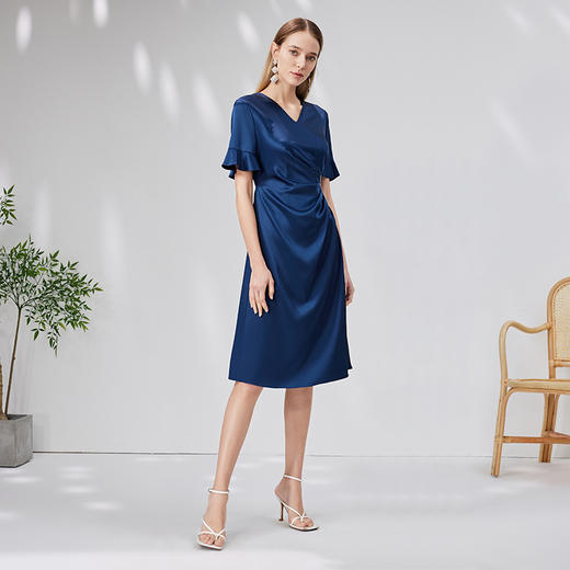 EITIE爱特爱气质V领高级感缎面蓝色收腰连衣裙通勤显瘦夏季新款B07132 商品图2
