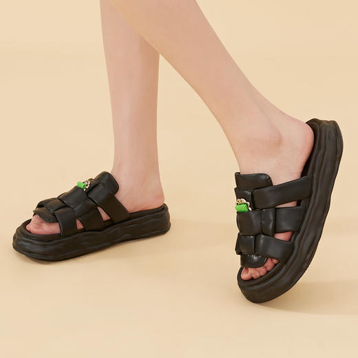 Safiya/索菲娅 2023夏季新品IP炸毛兔溶解底编织露趾休闲一字拖鞋SF32110019 商品图7