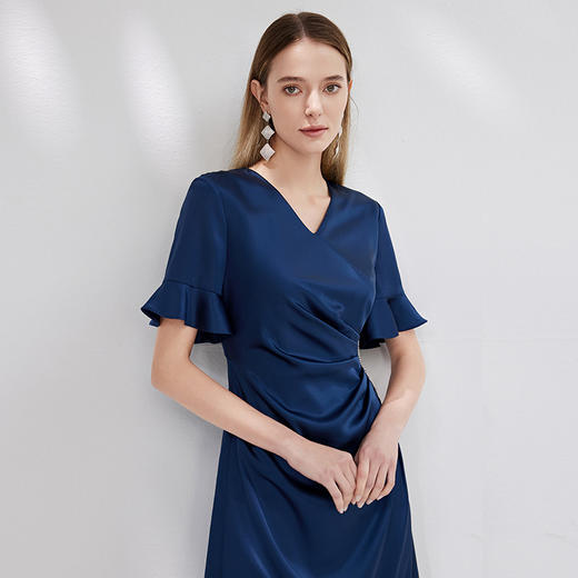 EITIE爱特爱气质V领高级感缎面蓝色收腰连衣裙通勤显瘦夏季新款B07132 商品图4