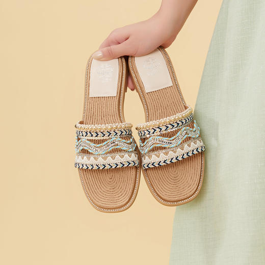 Safiya/索菲娅 2023夏季新品少女风闲适假日民族风珍珠水钻外穿平底凉拖 SF32110057 商品图7