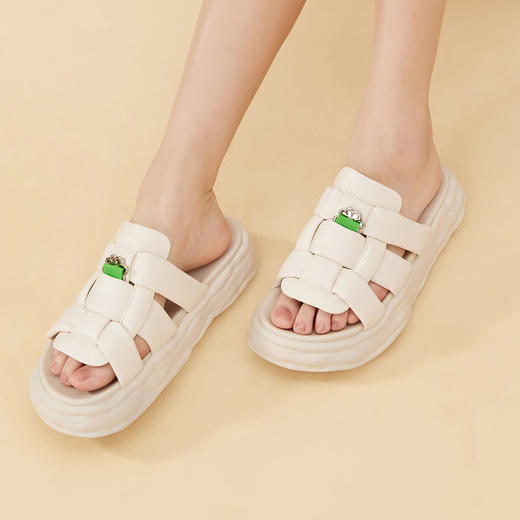 Safiya/索菲娅 2023夏季新品IP炸毛兔溶解底编织露趾休闲一字拖鞋SF32110019 商品图5