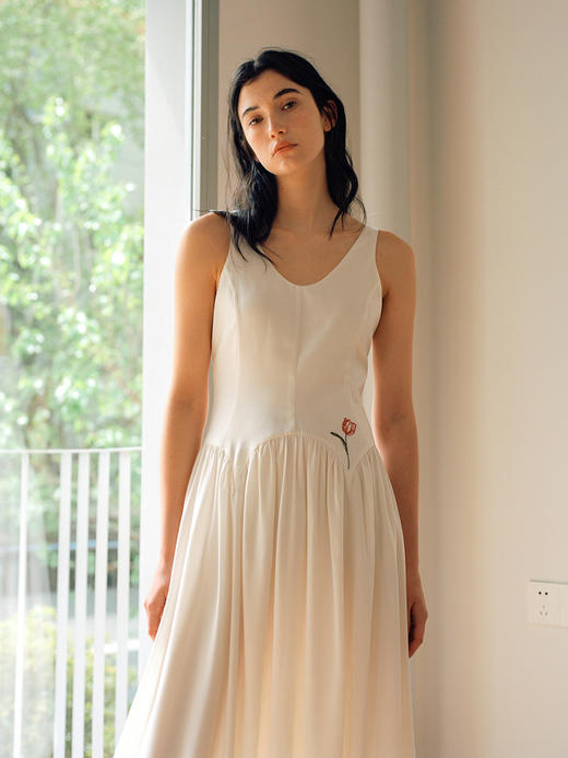 Even Vintage |绒面缎面料 V领艺术感背带连衣裙刺绣郁金香小白裙 商品图1