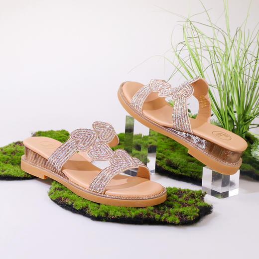 Safiya/索菲娅 2023夏季新品波西米亚爱心闪钻休闲坡跟露趾一字拖鞋SF32110407 商品图7